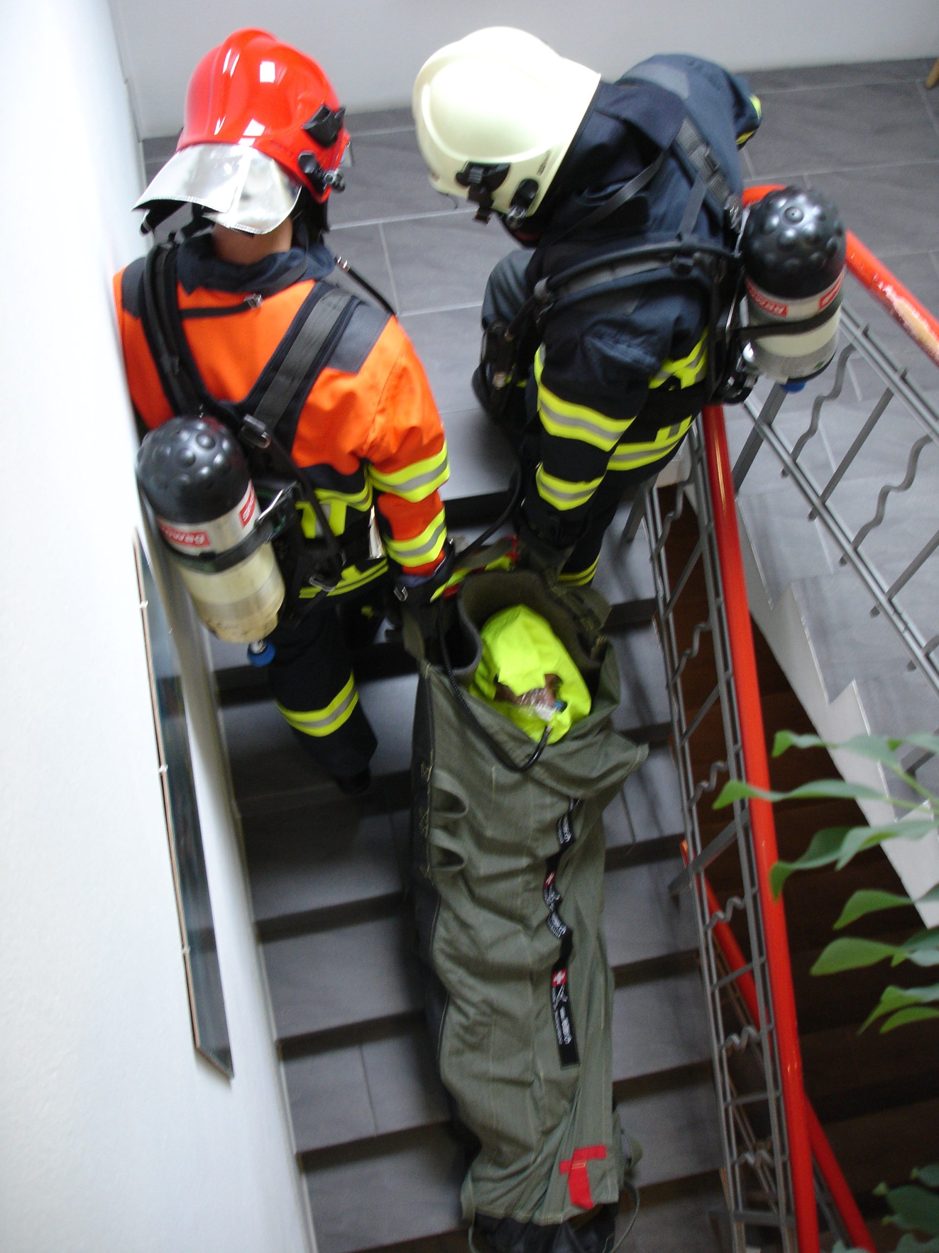 Rettungsschleifsack im Einsatz — Treppenabstieg ohne Heben